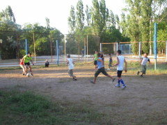 Священик грає з хлопцями в футбол